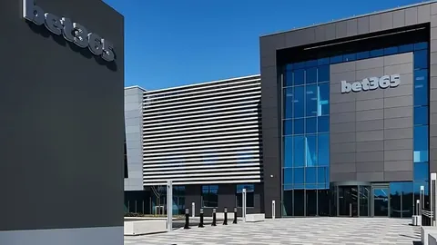 巴塞罗那队续写三冠辉煌，晋级西班牙超级杯决赛